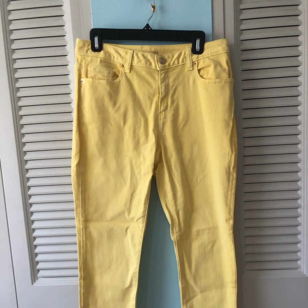 Michael Kors Izzy Cropped Skinny yellow jeans with four pockets.